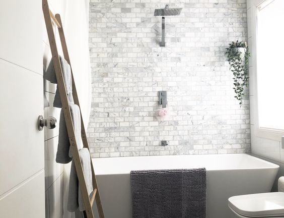 badkamer idee handdoeken aan een ladder