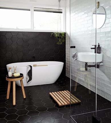 Zwarte badkamer ideeën met zwarte tegels en glazen inloopdouche (4)