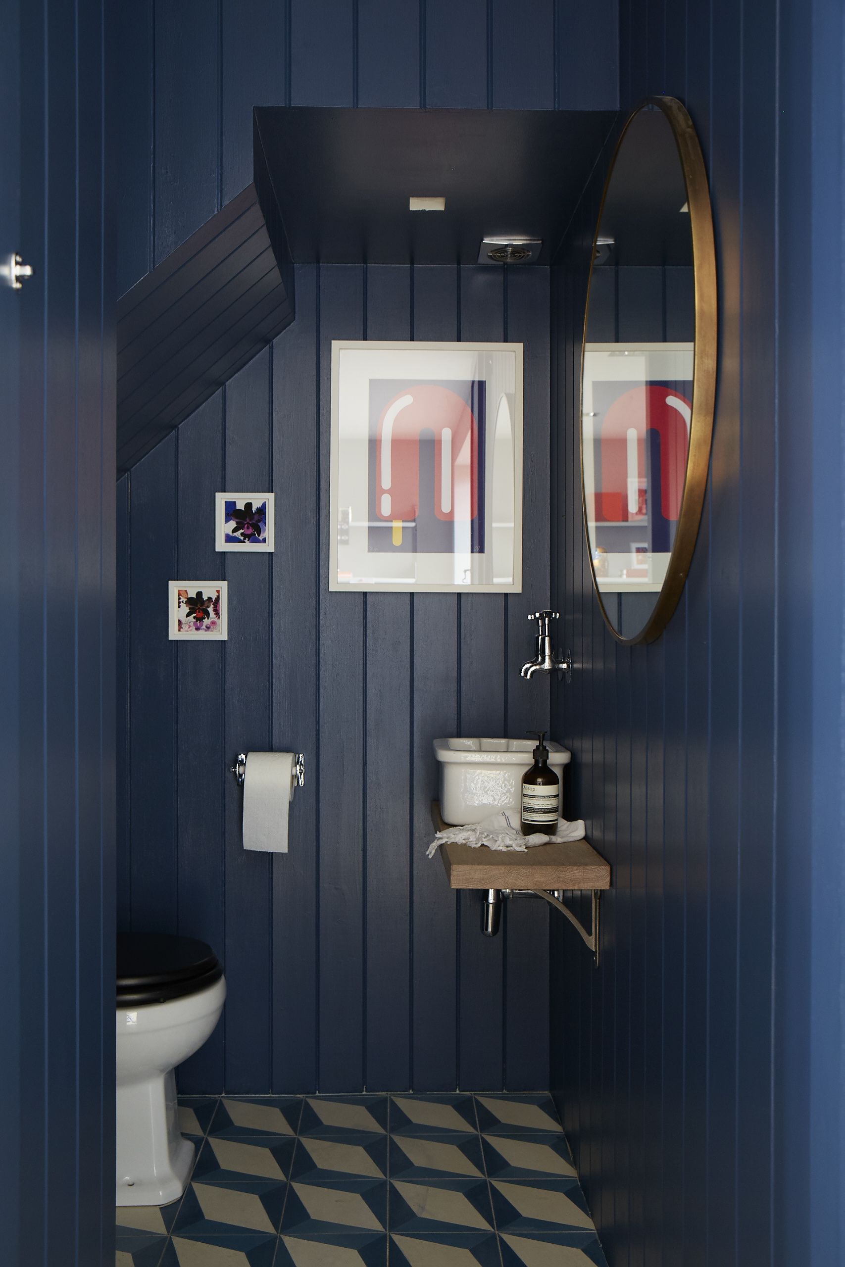 Blauw toilet  Toilet kleuren, Blauwe verf kleuren, Toilet decoratie