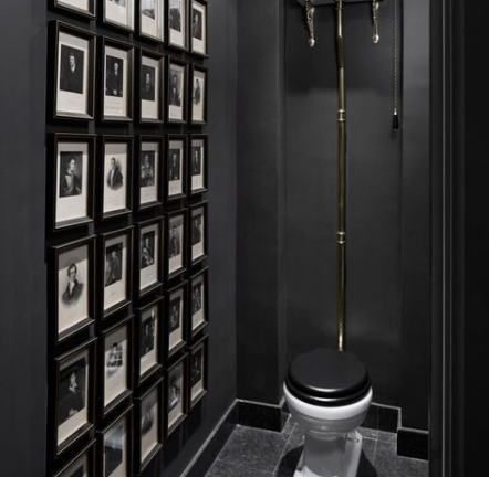 zwart toilet idee met fotolijstjes